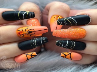 8 mẫu móng tay tone đen ấn tượng cho ngày Halloween